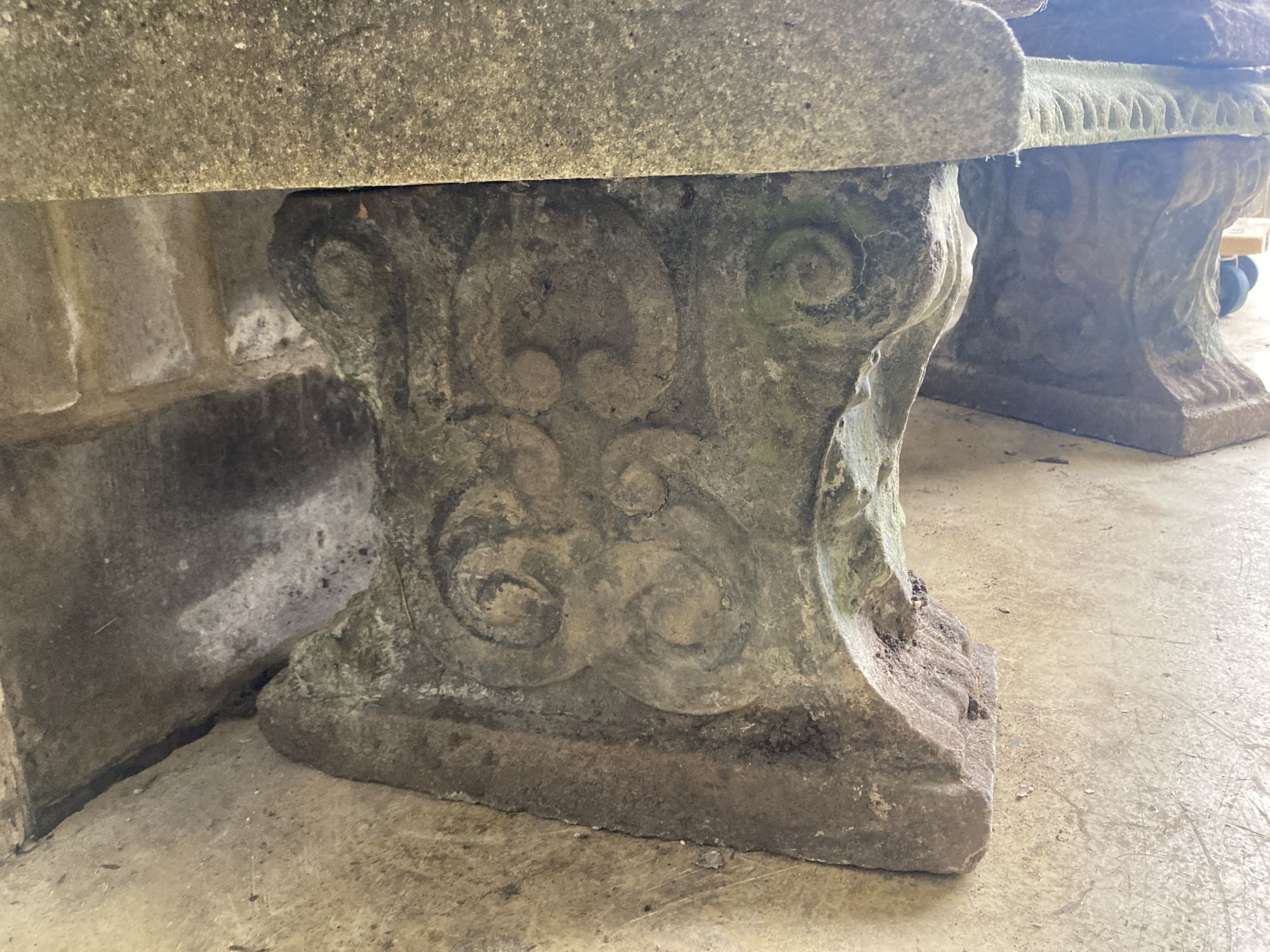 A pair of reconstituted stone curved garden bench seats, length 160cm, width 40cm, height 42cm